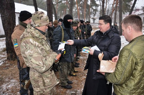 Капелани УГКЦ передали гуманітарну допомогу добровольцям батальйону «Донбас».(ФОТО) 